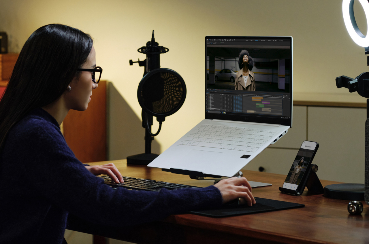 LG 그램 프로를 활용하는 모습. [LG전자 제공]