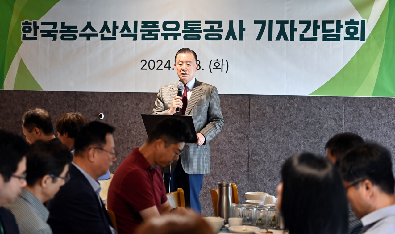 홍문표 한국농수산식품유통공사(aT) 사장이 3일 세종시 한 식당에서 진행된 기자간담회에서 모두발언을 하고 있다. [aT제공]