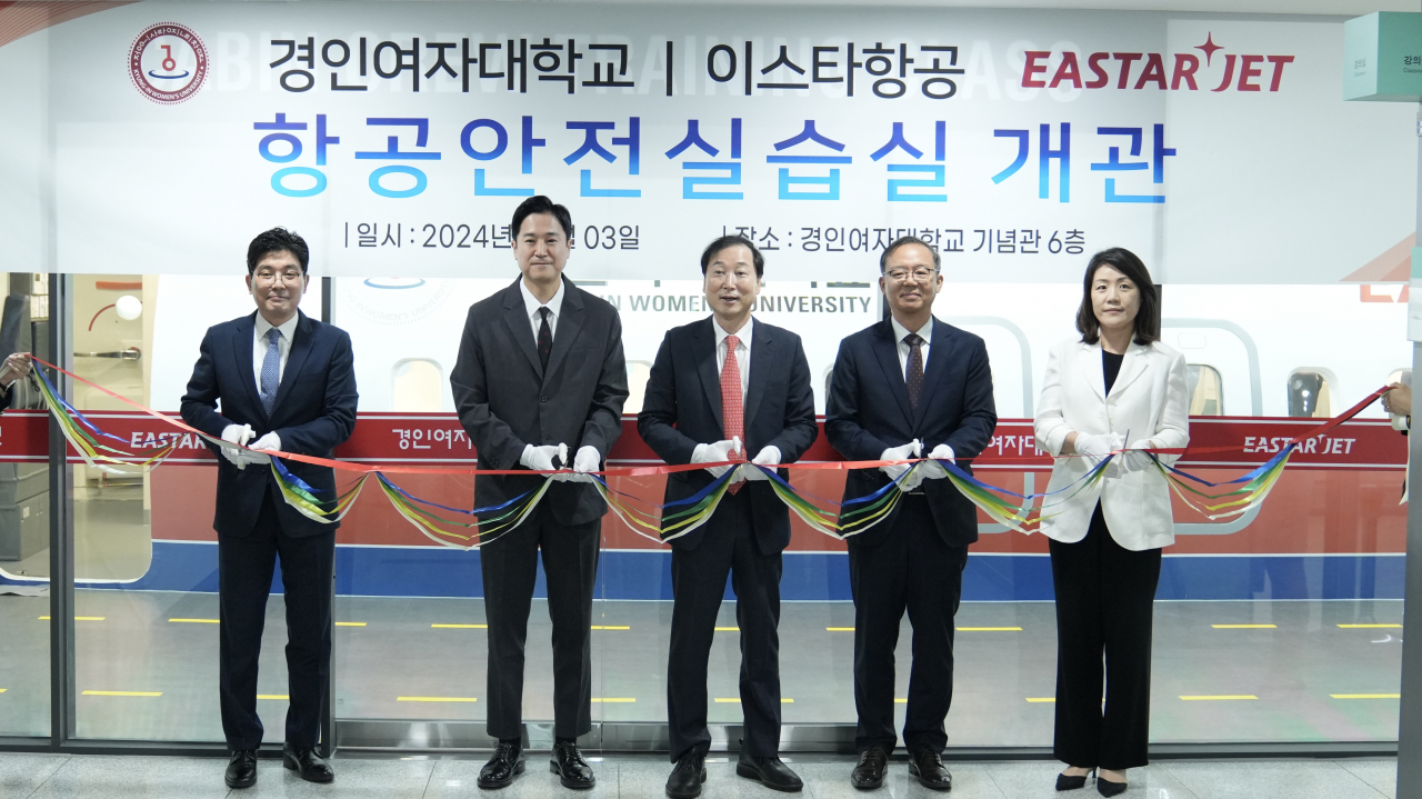 조중석 이스타항공 대표(왼쪽 네 번째)와 육동인 경인여자대학교 총장(왼쪽 세 번째)을 포함한 관계자들이 항공안전실습실 개관을 기념해 리본 커팅을 진행하고 있다. [이스타항공 제공]