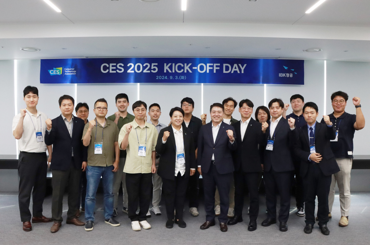 지난 3일 IBK창공 대전센터에서 열린 ‘IBK창공 CES 2025’ 킥오프데이 행사에서 기업은행 관계자들과 참여기업 임직원들이 기념촬영을 하고 있는 모습. [IBK기업은행 제공]