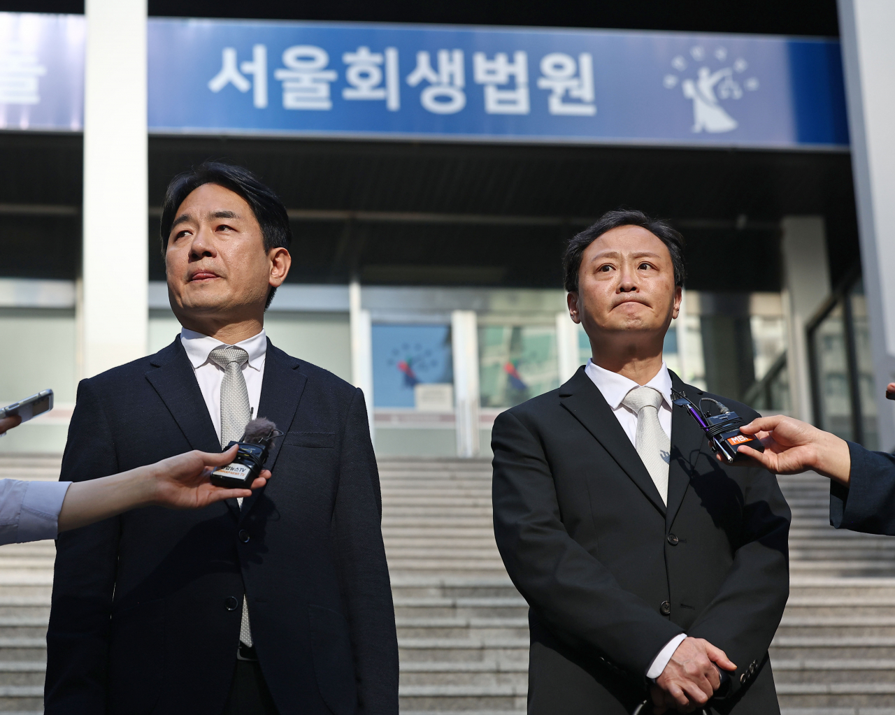 류화현(왼쪽) 위메프 대표와 류광진 티몬 대표가 지난달 30일 서울 서초구 서울회생법원에서 티몬·위메프 사태 관련 2차 회생절차 협의회를 마친 뒤 기자회견을 하고 있다. [연합]
