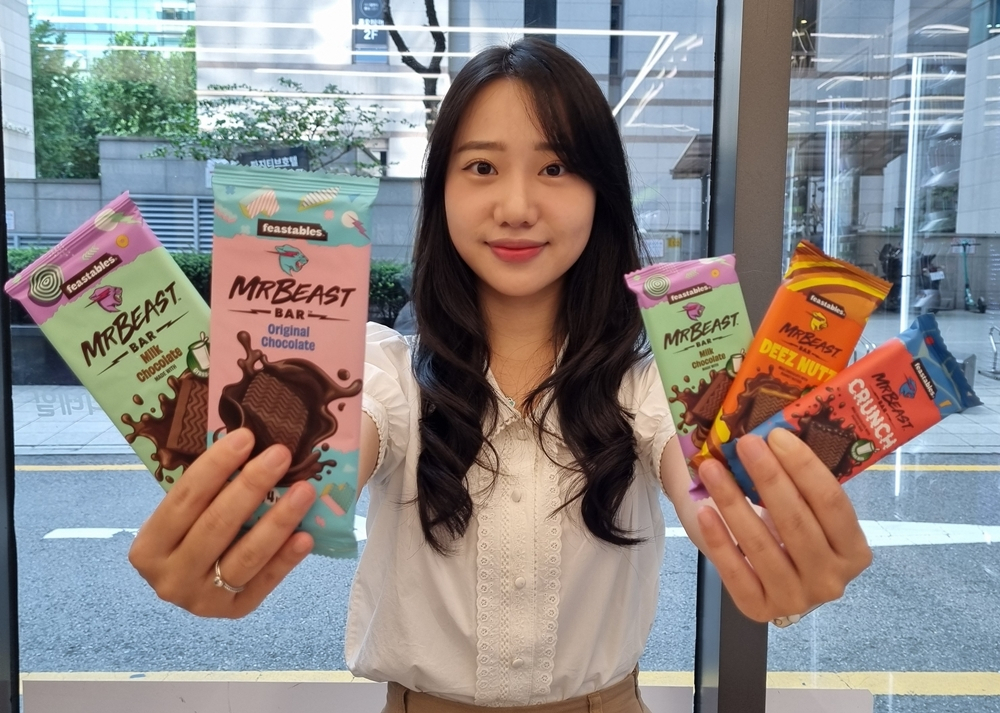 모델이 CU에서 출시하는 ‘피스터블 초콜릿’을 들고 있다. [BGF리테일 제공]