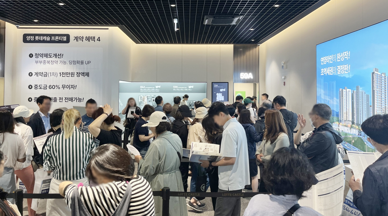 방문객들이 부산 ‘양정 롯데캐슬 프론티엘’의 견본주택을 둘러보고 있다. [롯데건설 제공]