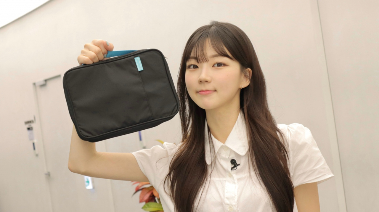 유튜버 가요이가 LG에너지솔루션 배터리 분리막 업사이클링 제품을 선보이고 있다. [LG에너지솔루션 제공]