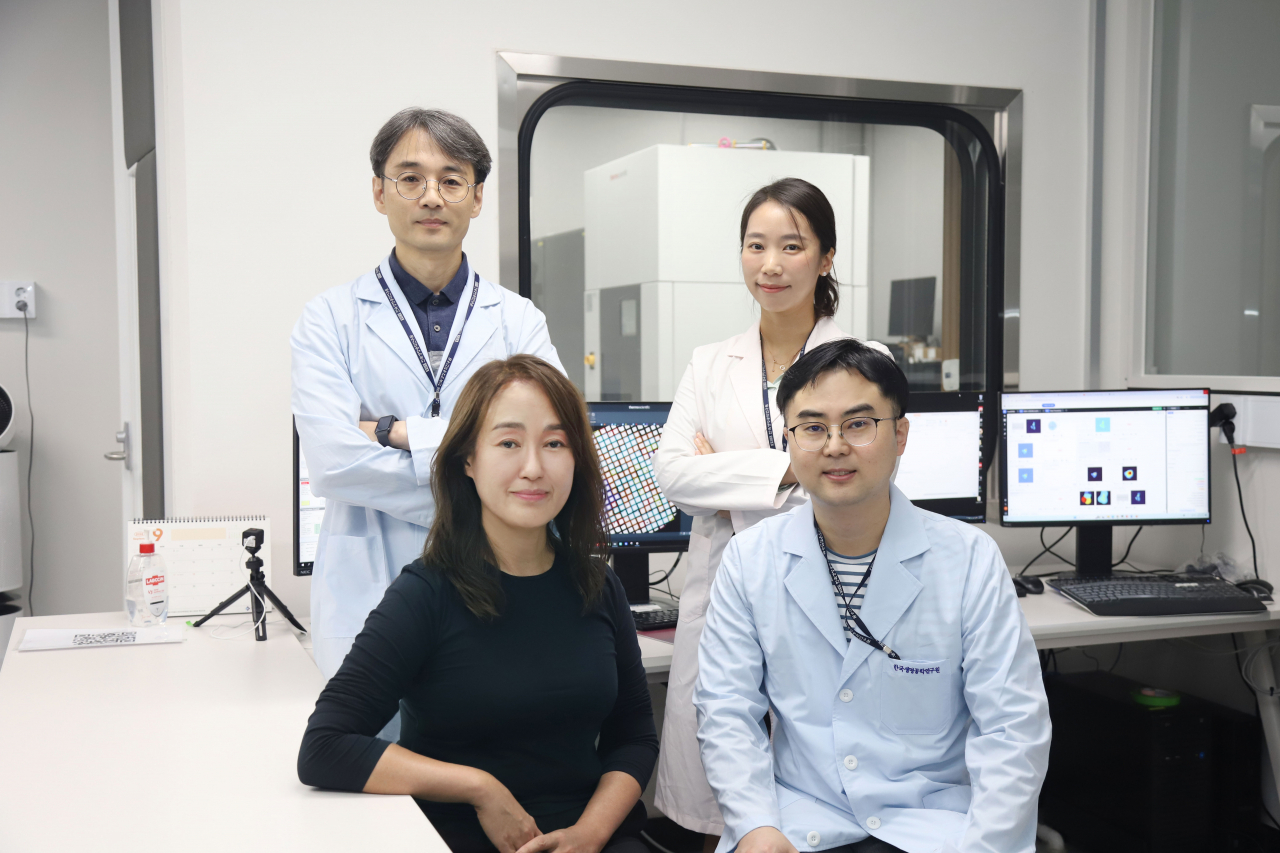 이번 연구를 수행한 김명희(아랫줄 왼쪽) 박사 연구팀.[한국생명공학연구원 제공]