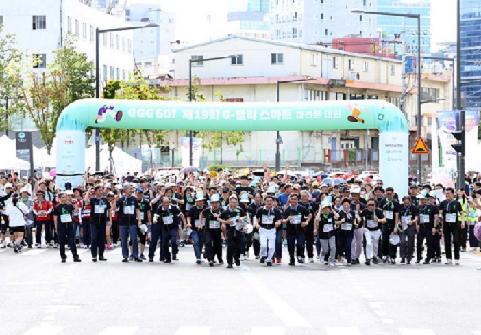 지난 3일 서울 구로구와 금천구(G밸리 1, 2, 3단지)에서 산업단지 60주년 기념 'G밸리 마라톤대회’가 열렸다. 기업인, 근로자, 지역주민 3000여명이 참가해 출발하고 있다. [한국산업단지공단 제공]