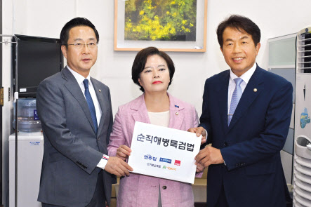 더불어민주당 박성준(왼쪽부터), 조국혁신당 정춘생, 진보당 윤종오 의원이 3일 오후 국회 의안과에 야5당이 공동발의한 ‘순직해병특검법안’을 제출하고 있다. [연합]