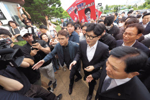 한동훈 국민의힘 대표가 3일 경북 구미시 상모동 박정희 전 대통령 생가를 방문하고 있다. [연합]