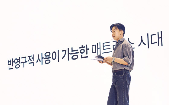 안정호 시몬스 대표가 3일 경기 이천의 시몬스 팩토리움에서 열린 기자간담회에서 ‘바나듐 포켓스프링’을 적용한 뷰티레스트 신제품을 소개하고 있다. [시몬스 제공]
