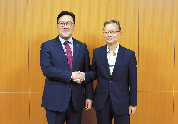 김병환(왼쪽) 금융위원장이 3일 오후 일본 도쿄 금융청 청사에서 이토 히데키 일본 금융청장과 만나 면담 전 기념촬영을 하고 있다. [금융위원회 제공]