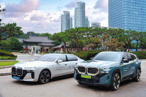 BMW 코리아가 프리즈 서울 2024에서 VIP 대상으로 제공하는 공식 셔틀 서비스 차량들 [BMW코리아 제공]