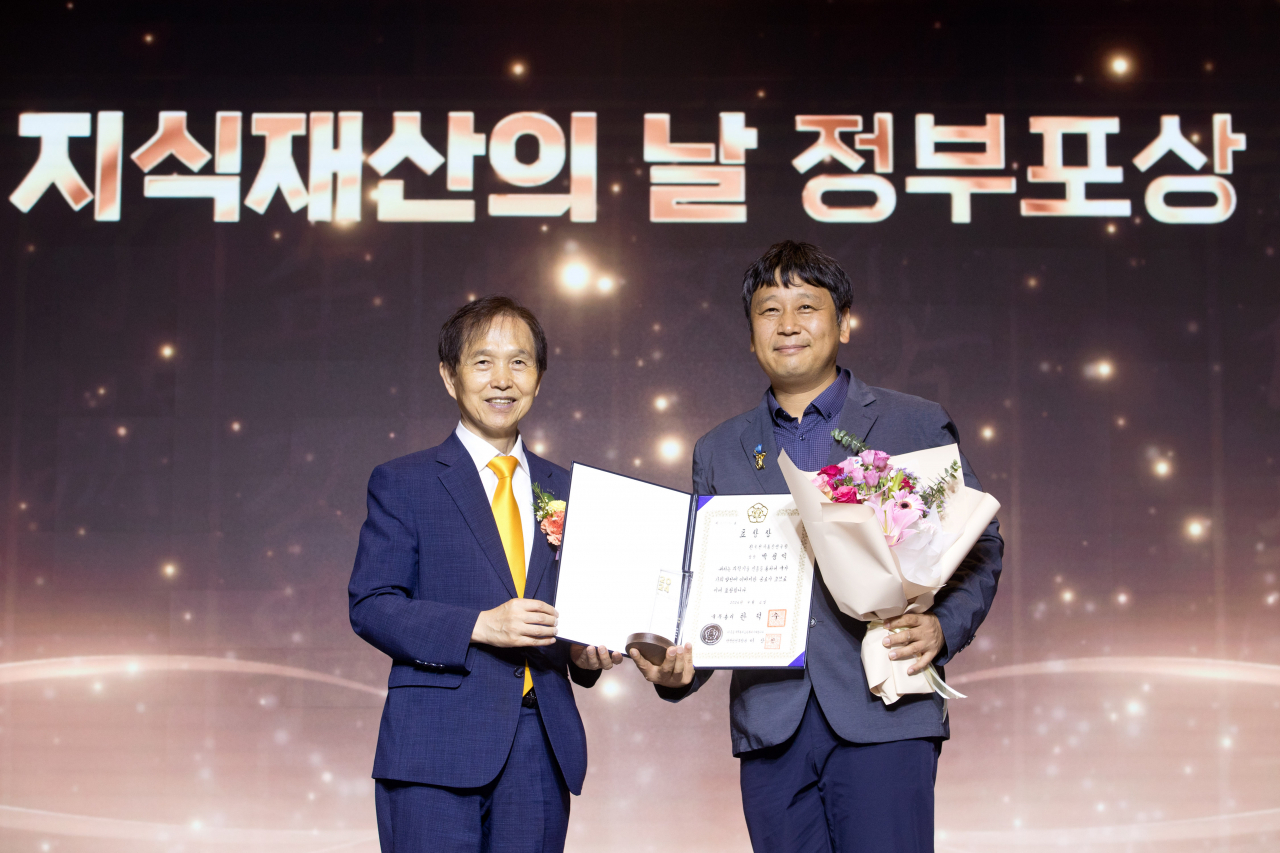 이광형(왼쪽) 국가지식재산위원회 민간위원장이 지식재산 유공자 표창 후 포즈를 취하고 있다. [과학기술정보통신부 제공]