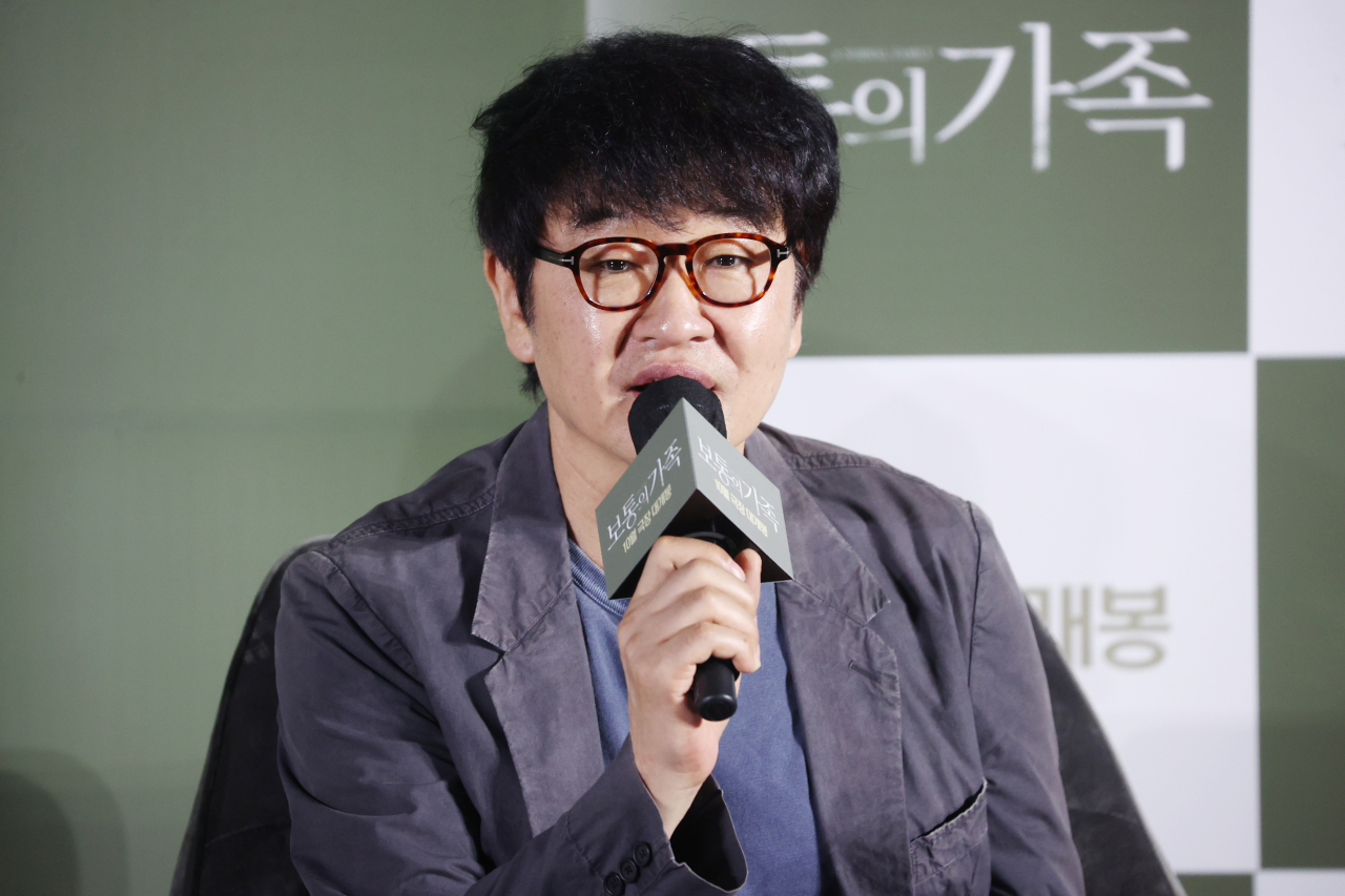 Director Hur Jin-ho of “A Normal Family” speaks during a press conference in Seoul on Wednesday. (Yonhap)