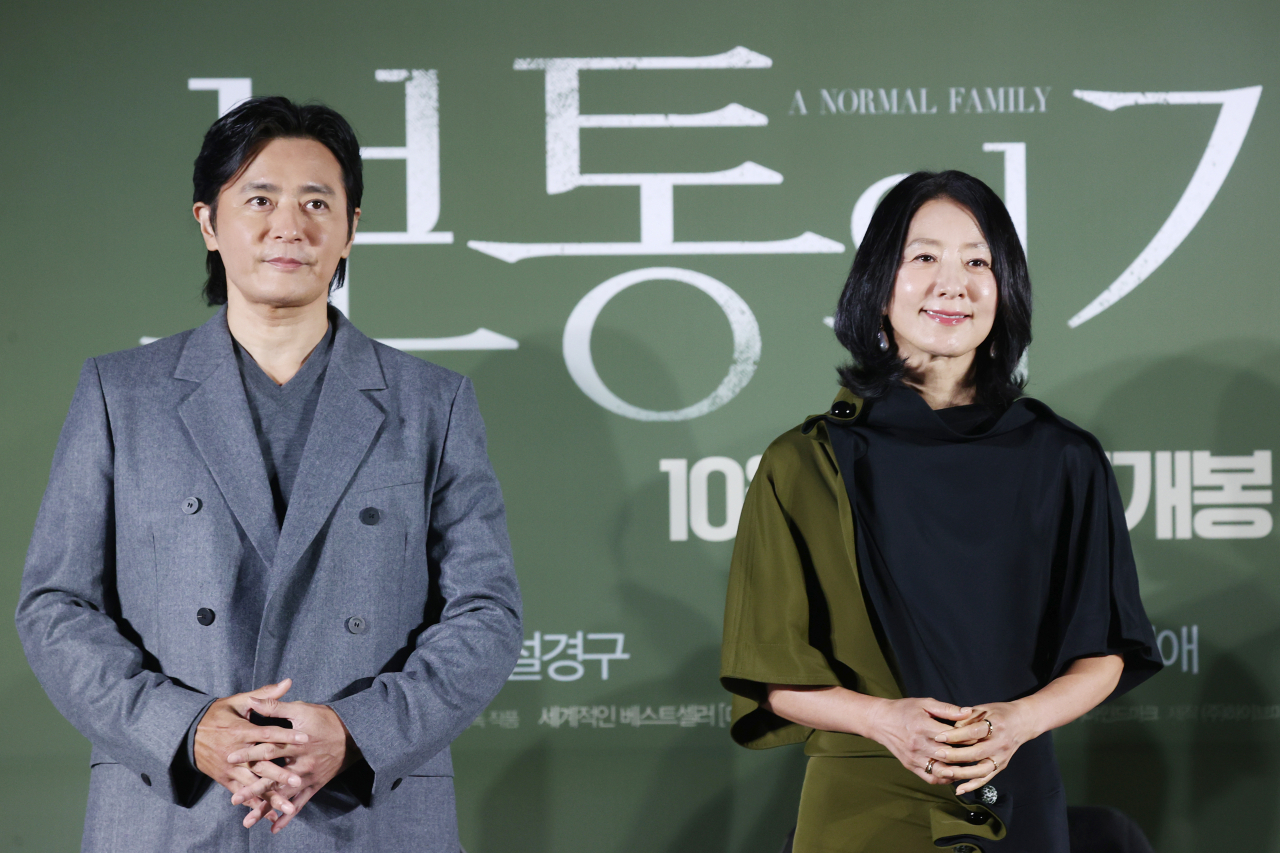 Jang Dong-gun (left) and Kim Hee-ae of “A Normal Family” attend a press conference in Seoul on Wednesday. (Yonhap)
