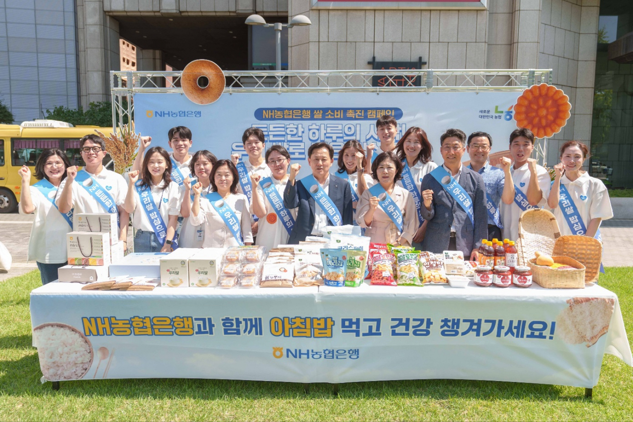 3일 서울 중구 한국프레스센터 앞 서울마당에서 심현섭(가운데) 농협은행 개인고객부장과 직원들이 쌀 소비촉진 캠페인을 진행하고 있다. [NH농협은행 제공]