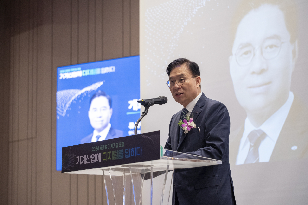 류석현 한국기계연구원장이 4일 열린 ‘2024 글로벌 기계기술 포럼’에서 개회사를 전하고 있다.[한국기계연구원 제공]