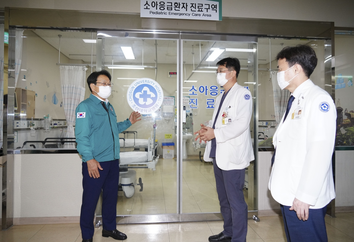 강 시장은 4일 조선대학교 병원 권역 응급의료센터를 찾아 비상 진료 체계를 점검했다.