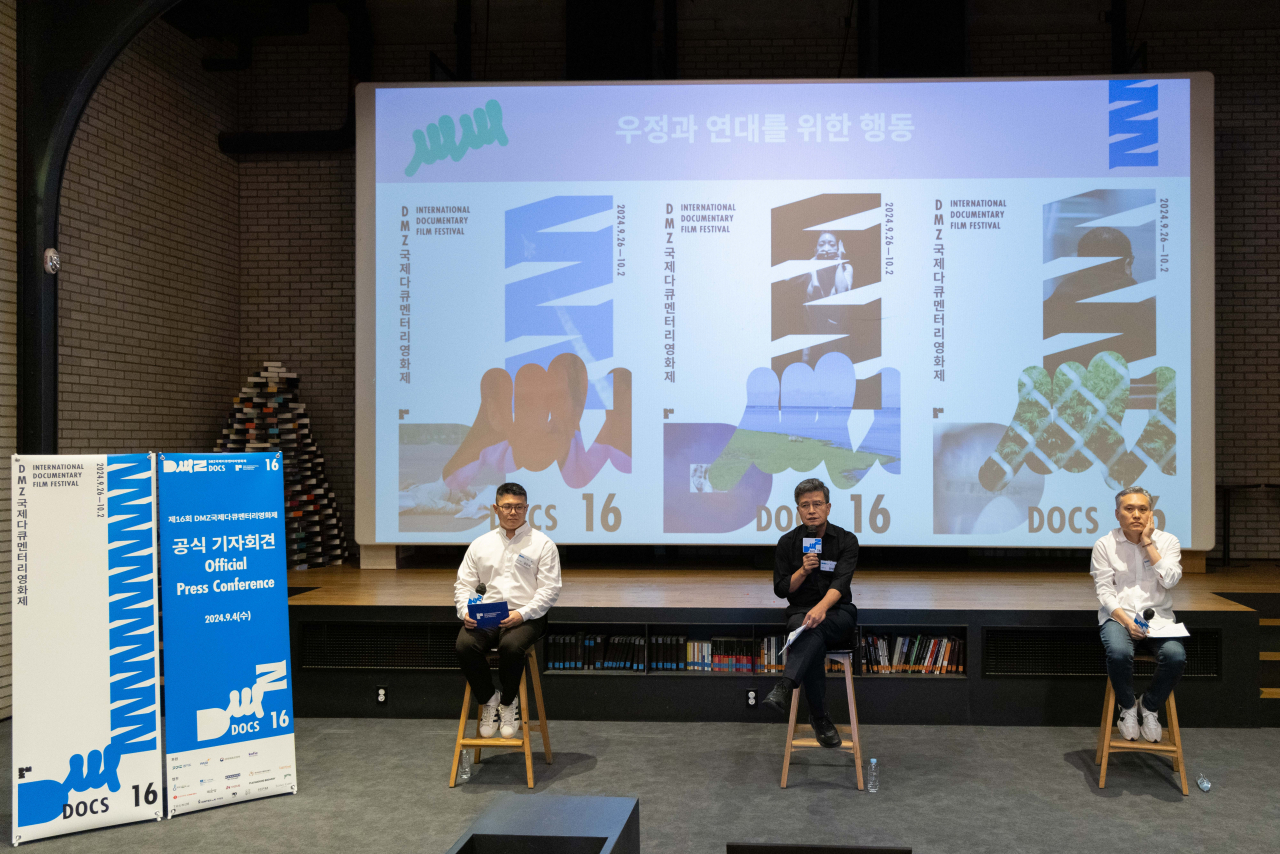 제16회 DMZ국제다큐멘터리영화제 공식 기자회견장. 좌측부터 강진석 프로그래머, 장해랑 집행위원장,장병원 수석 프로그래머.