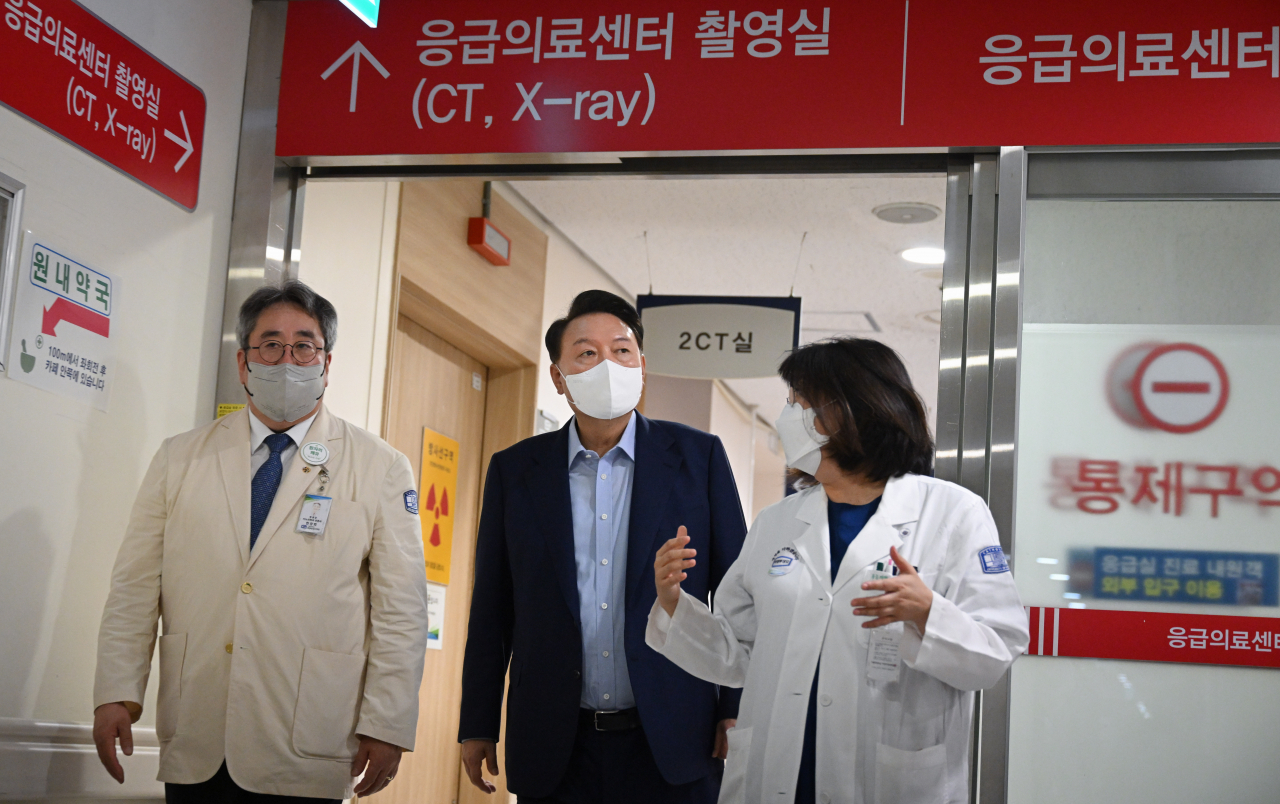 윤석열 대통령이 4일 경기도 의정부시 권역응급의료센터인 가톨릭대 의정부성모병원을 찾아 응급 의료 현장을 둘러보고 있다. [연합]