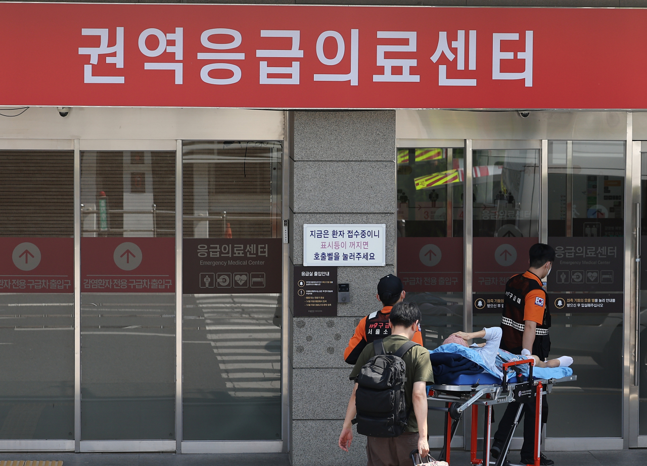 전국 곳곳에서 응급실 운영이 파행하는 가운데 정부가 4일 군의관 등 보강 인력을 긴급 배치했다. 이날 서울 양천구 이화여자대학교 목동병원에서 한 환자가 응급의료센터로 이동하고 있다. [연합]