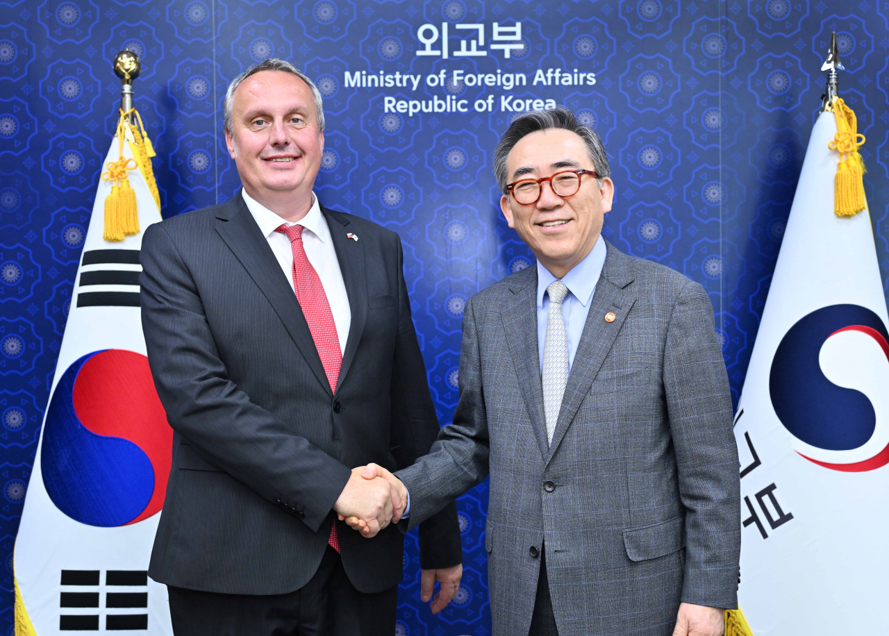 조태열 외교부 장관(오른쪽)이 4일 서울 종로구 외교부 청사에서 토마쉬 포야르 체코 국가안보보좌관을 면담했다. [외교부 제공]