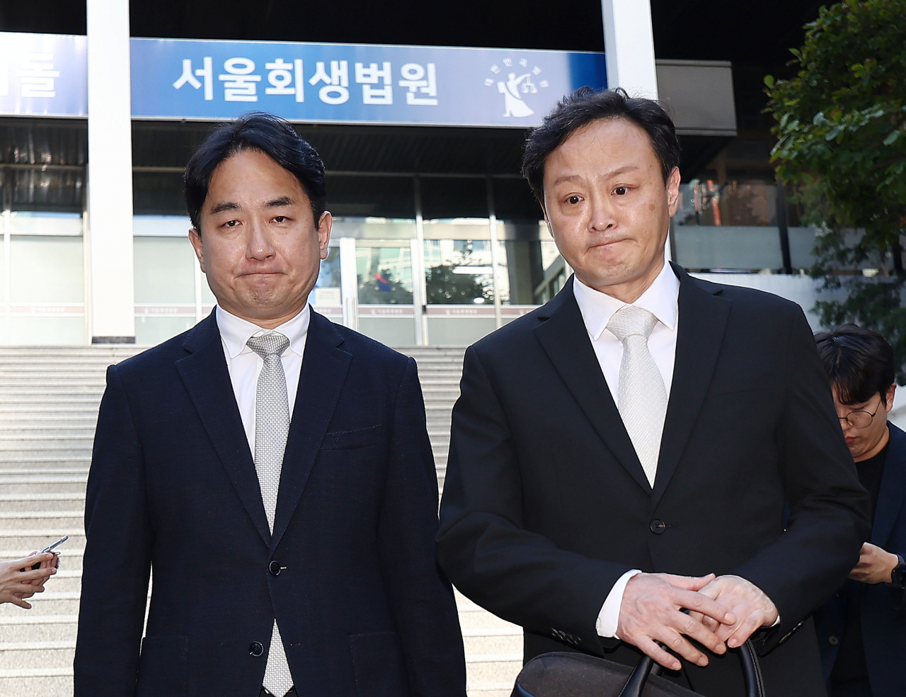 류화현(왼쪽부터) 위메프 대표와 류광진 티몬 대표가 지난 30일 서울 서초구 서울회생법원에서 티몬·위메프 사태 관련 2차 회생절차 협의회를 마친 뒤 건물을 나서고 있다. [연합]