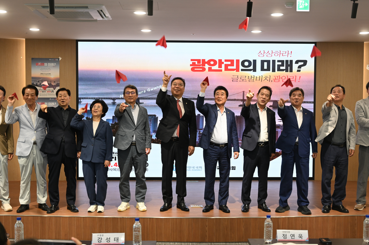 4일 부산 수영구 광안신협 수영금융센터에서 열린 ‘광안리 미래? 글로벌비치’ 정책토론회에서 참석자들이 기념촬영을 위해 포즈를 취하고 있다.[사진=정연욱 의원실]