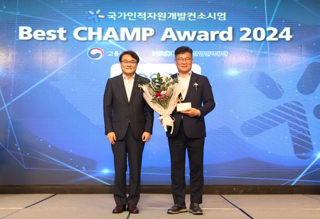 포스코가 지난 4일 열린 우수공동훈련센터 시상식에서 성과평가 우수기관상과 자율공동훈련센터 선정패를 받았다. 이우영(왼쪽) 한국산업인력공단 이사장과 양병호 포스코 경영지원본부장. [포스코 제공]