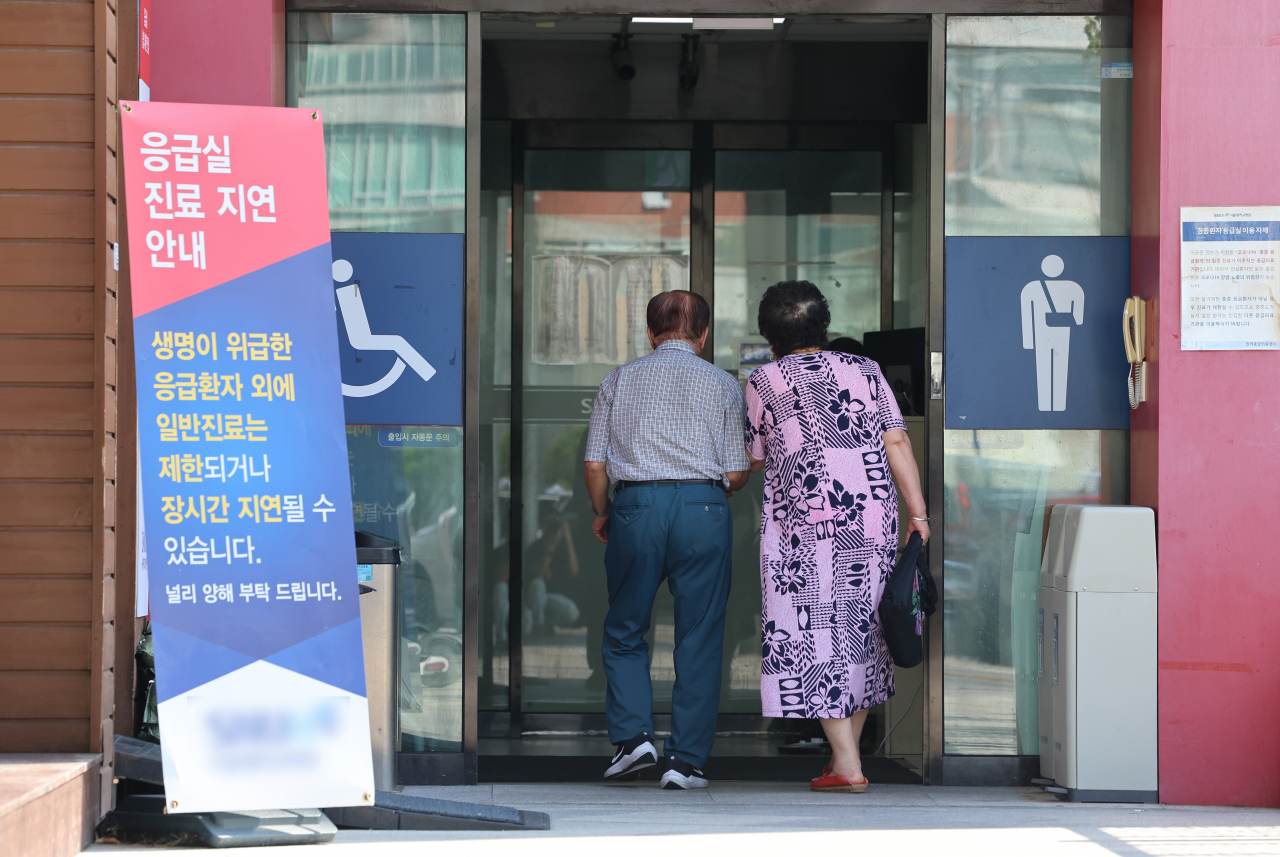 전국 곳곳에서 응급실 운영이 파행하는 가운데 4일 오전 서울 시내 한 대학병원 응급의료센터로 내원객이 들어가고 있다. 이날 정부는 응급실 운영에 어려움을 겪는 병원들을 중심으로 군의관 15명을 배치했다. [연합]