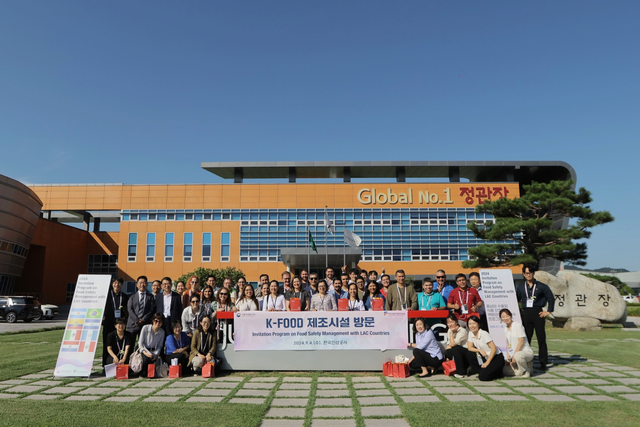 지난 4일 KGC인삼공사 원주공장에 방문한 중남미 식품안전관리 담당관들이 기념 사진을 촬영하고 있다. [KGC인삼공사 제공]