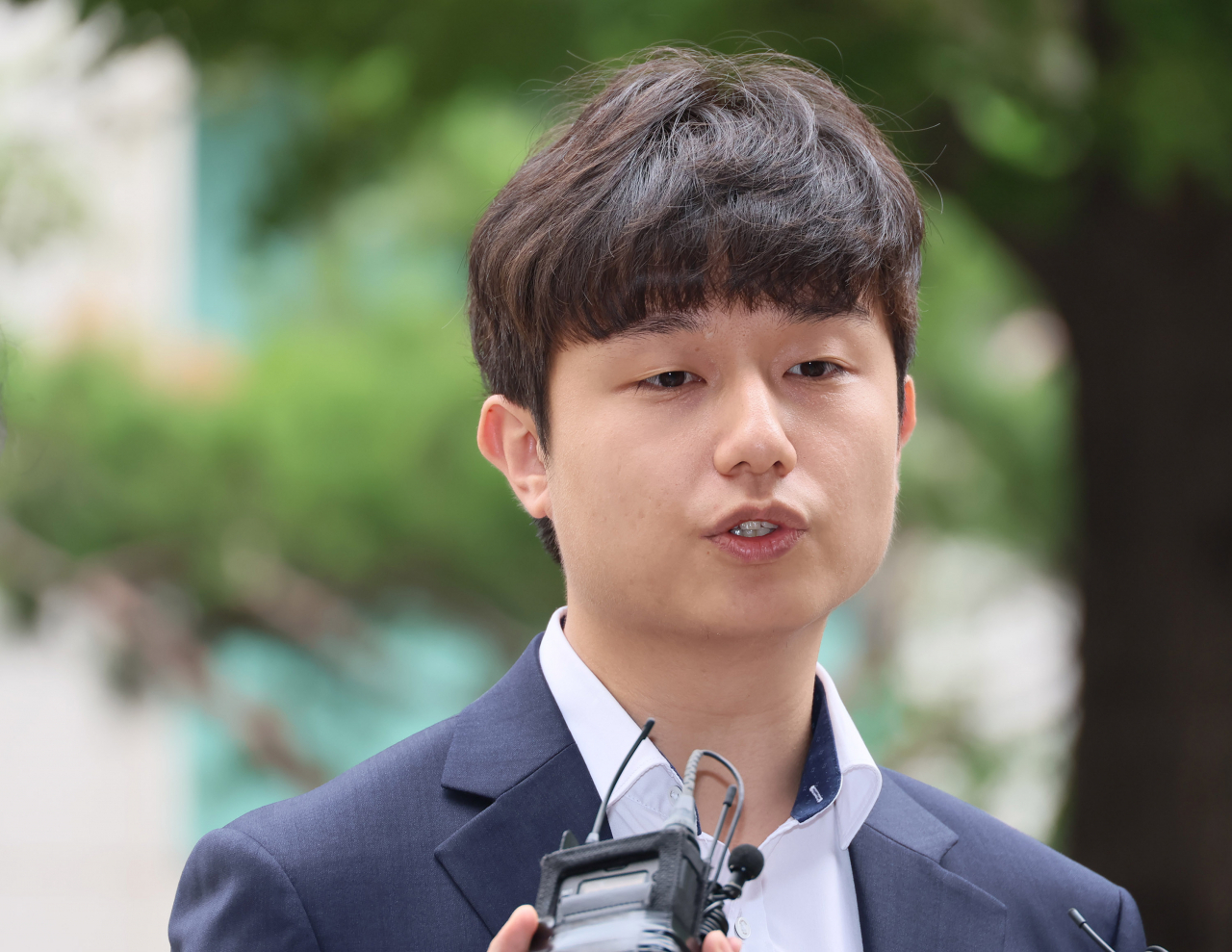 박재일 서울대학교병원 전공의 대표가 참고인 조사를 위해 5일 서울 마포구 서울경찰청 공공범죄수사대로 출석하며 취재진 질문에 답하고 있다. [연합]