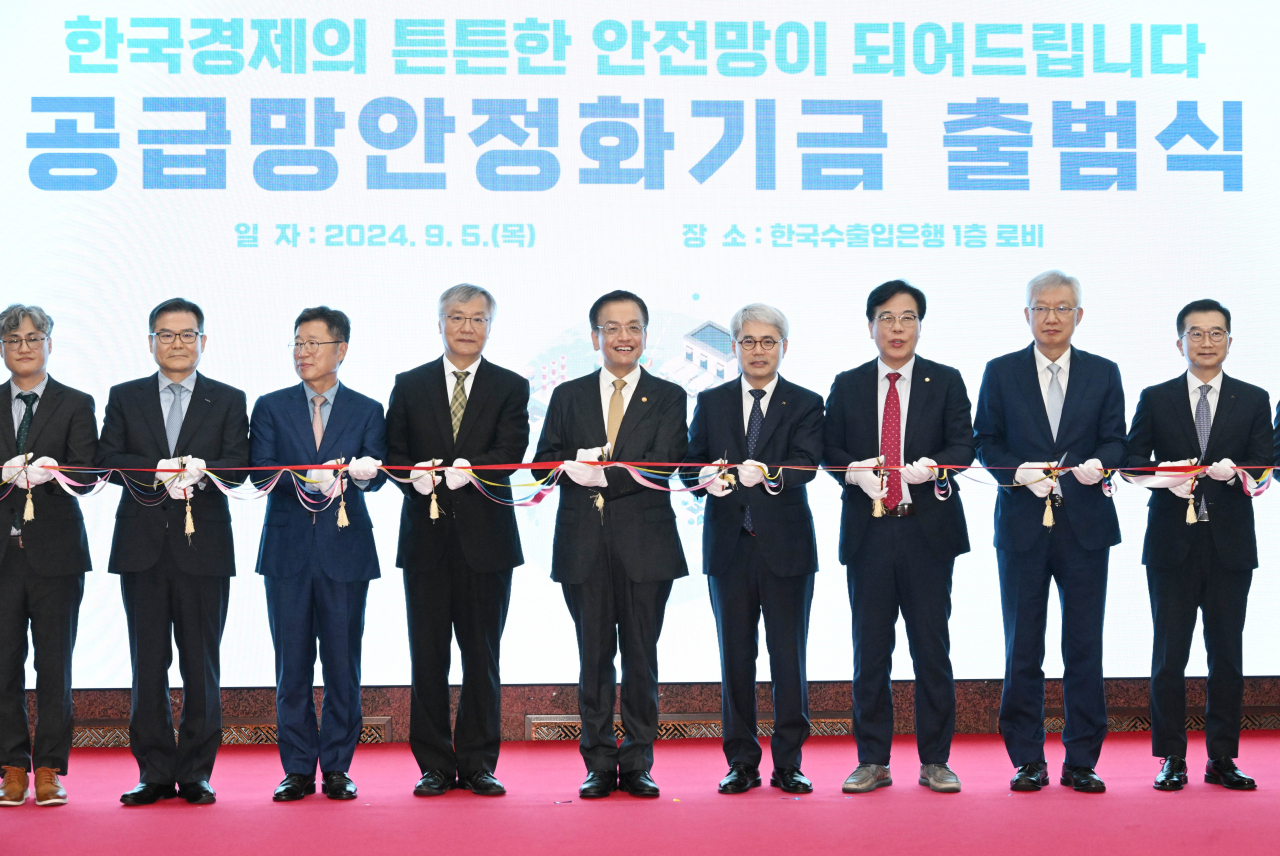 최상목 부총리 겸 기획재정부 장관이 5일 서울 영등포구 한국수출입은행에서 열린 '공급망안정화기금 출범식'에 참석해 참석자들과 함께 출범 테이프 컷팅식 후 기념사진을 찍고 있다. [기획재정부 제공]