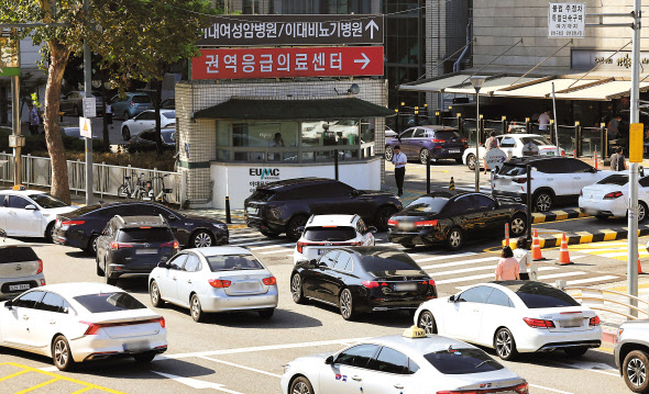 4일 서울 양천구 이화여대 목동병원 권역응급의료센터로 들어가기 위해 대기하는 차량들의 모습 [뉴시스]