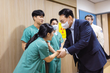 윤석열 대통령이 4일 경기도 의정부시 권역응급의료센터인 가톨릭대 의정부성모병원을 찾아 야간근무 의료진과 인사하고 있다. [연합]