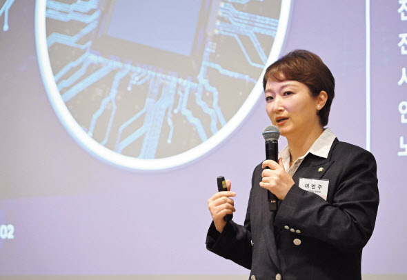 이언주 더불어민주당 의원이 4일 오후 서울 중구 더 플라자 호텔에서 열린 헤럴드경제·법무법인 대륙아주 공동주최 미래리더스포럼 9월 초청강연에서 강연을 하고 있다. 이상섭 기자