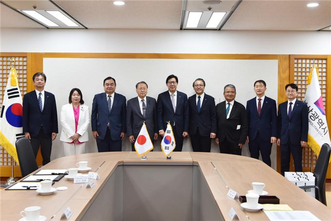 박형준 부산시장(가운데)이 지난 3일 오후 부산시청 국제의전실에서 오이시 겐고 일본 나가사키현 지사와 대표단을 만나 부산-일본 교류와 상호 협력교류와 방안을 논의하고 기념촬영을 하고 있다. [사진=부산시]