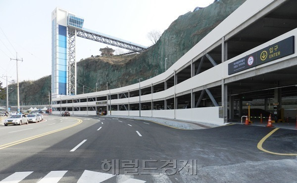 여수 해상케이블카 운영사가 시유지 사용 중인 오동도 앞 주차타워. /박대성기자