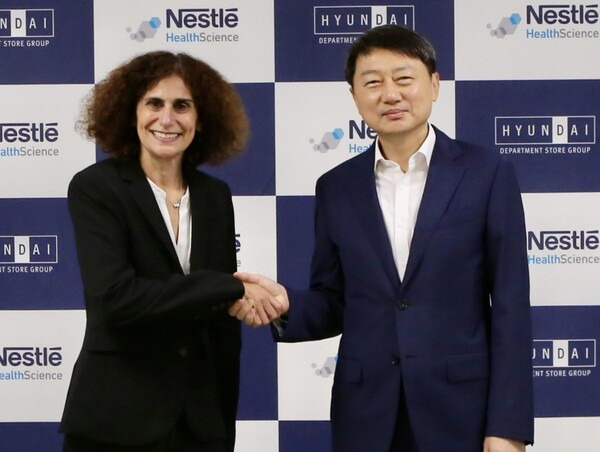 서울 대치동 현대백화점그룹 본사 사옥에서 장호진(오른쪽) 현대지에프홀딩스 사장이 방한한 애나 몰(Anna Mohl) 네슬레헬스사이언스 최고경영자와 기념 사진을 촬영하고 있다. [현대백화점그룹 제공]
