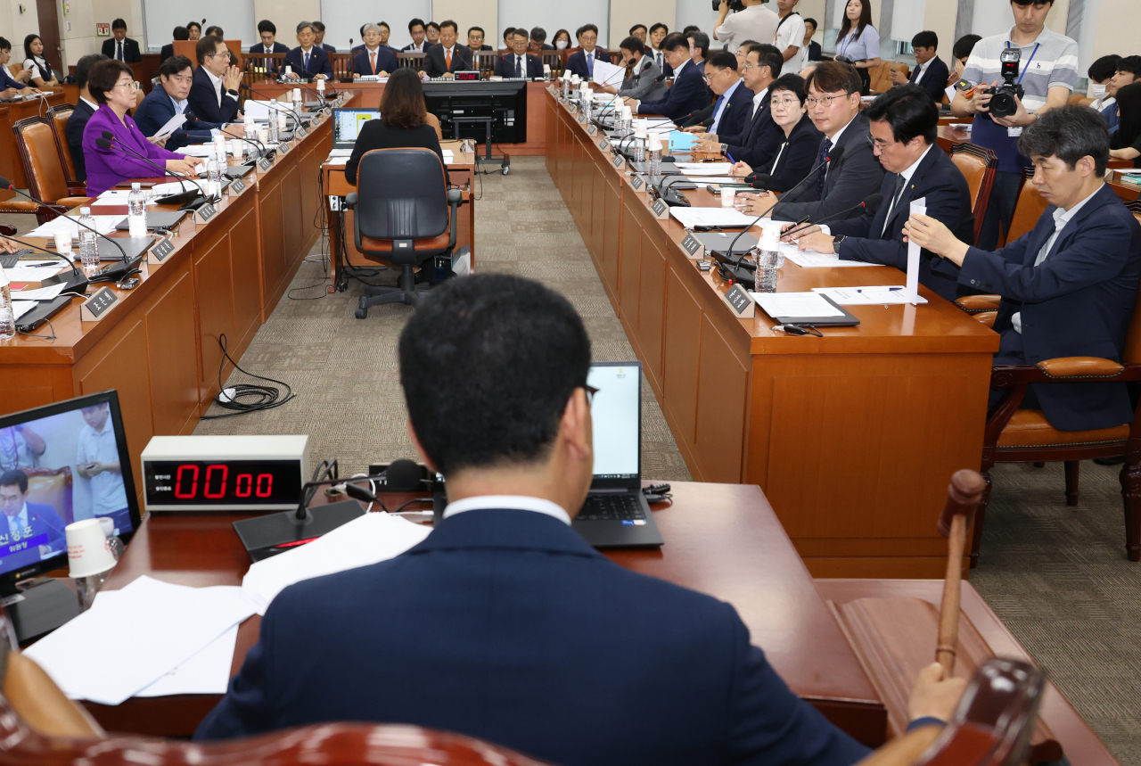 5일 국회에서 열린 행정안전위원회 전체회의에서 신정훈 위원장이 의사봉을 두드리고 있다. [연합]