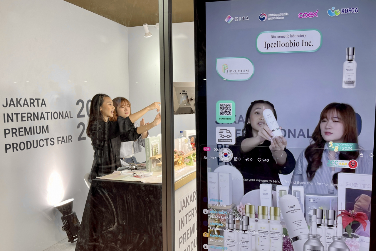 한국무역협회(KITA)와 코엑스가 5일 인도네시아 자카르타 JCC 전시장에서 개최한 '2024 자카르타 국제 프리미엄 소비재전'에서 인도네시아 바이어들이 한국 제품을 살펴보고 있다. [코엑스 제공]