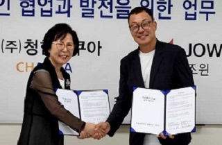 청한아쿠아 오민서 대표(왼쪽)와 조윈 김수현 대표가 항산화수수소 검증 관련 업무협약을 하고 있다. [양사 제공]