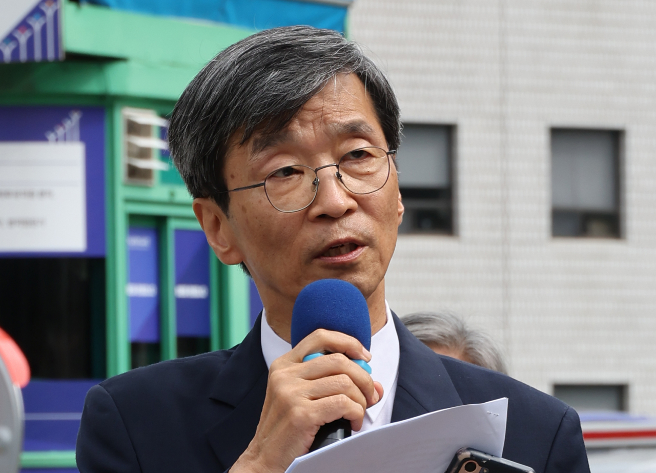 서울시교육감 보궐선거를 한 달여 앞둔 5일 곽노현 전 서울시교육감이 서울시교육청 앞에서 출마 선언 기자회견을 하고 있다. [연합]