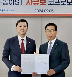 성석제 제일약품 대표(오른쪽)와 정재훈 동아에스티 대표가 5일 위식도역류질환 치료제 ‘자큐보정’ 공동판매 계약을 하고 있다. [양사 제공]