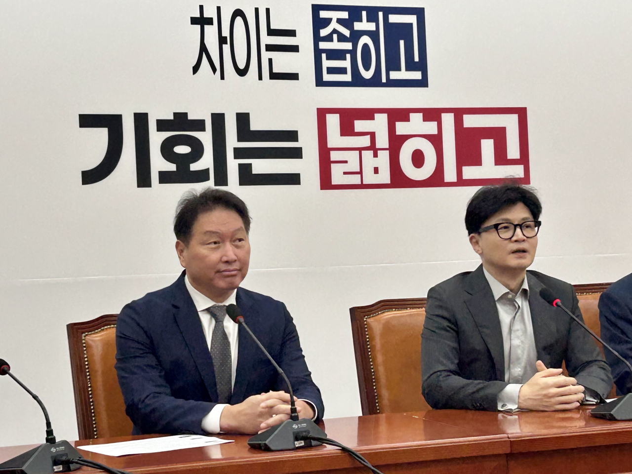 최태원(왼쪽) 대한상공회의소 회장이 5일 국회 국민의힘 대회의실에서 한동훈 국민의힘 대표의 인사말을 경청하고 있다. [김은희 기자]