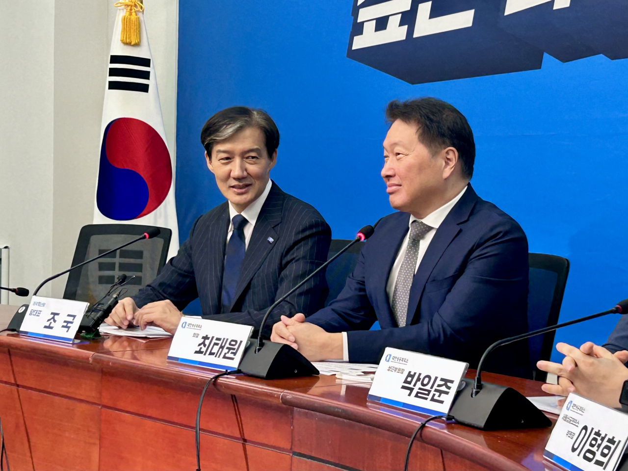 최태원(오른쪽) 대한상공회의소 회장과 조국 조국혁신당 대표가 5일 국회에서 만나 담소를 나누고 있다. [김은희 기자]