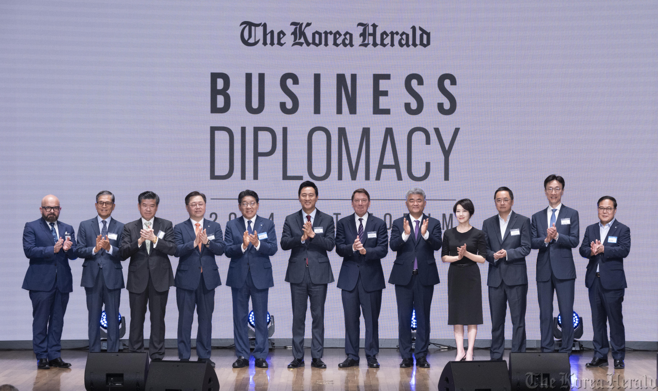지난 5일 오전 서울 중구 대한상공회의소 국제회의장에서 열린 ‘2024 코리아헤럴드 HIT 포럼’에서 정원주(오른쪽 다섯 번째부터) 헤럴드미디어그룹·대우건설 회장, 브라이언 발라드 발라드파트너스 대표, 오세훈 서울시장, 최진영 헤럴드미디어그룹 대표이사, 박일준 대한상공회의소 부회장, 제임스 김 주한미국상공회의소 회장을 비롯한 참석 내빈이 기념촬영을 하고 있다. 임세준 기자