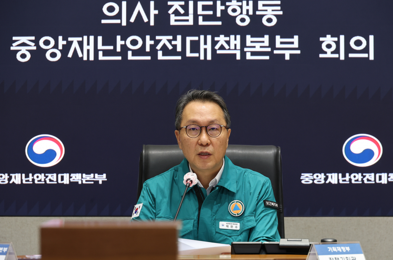 박민수 중앙재난안전대책본부 제1총괄조정관(보건복지부 제2차관)이 5일 서울 종로구 정부서울청사 상황실에서 의사 집단행동 중앙재난안전대책본부 회의를 주재하고 있다. [연합]