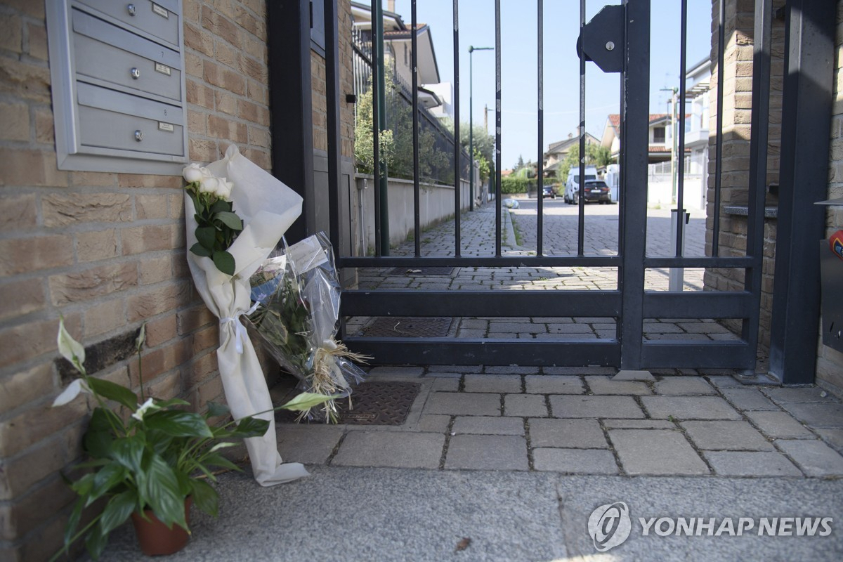 비극이 발생한 주택 앞에 놓은 추모 조화[AP·연합]