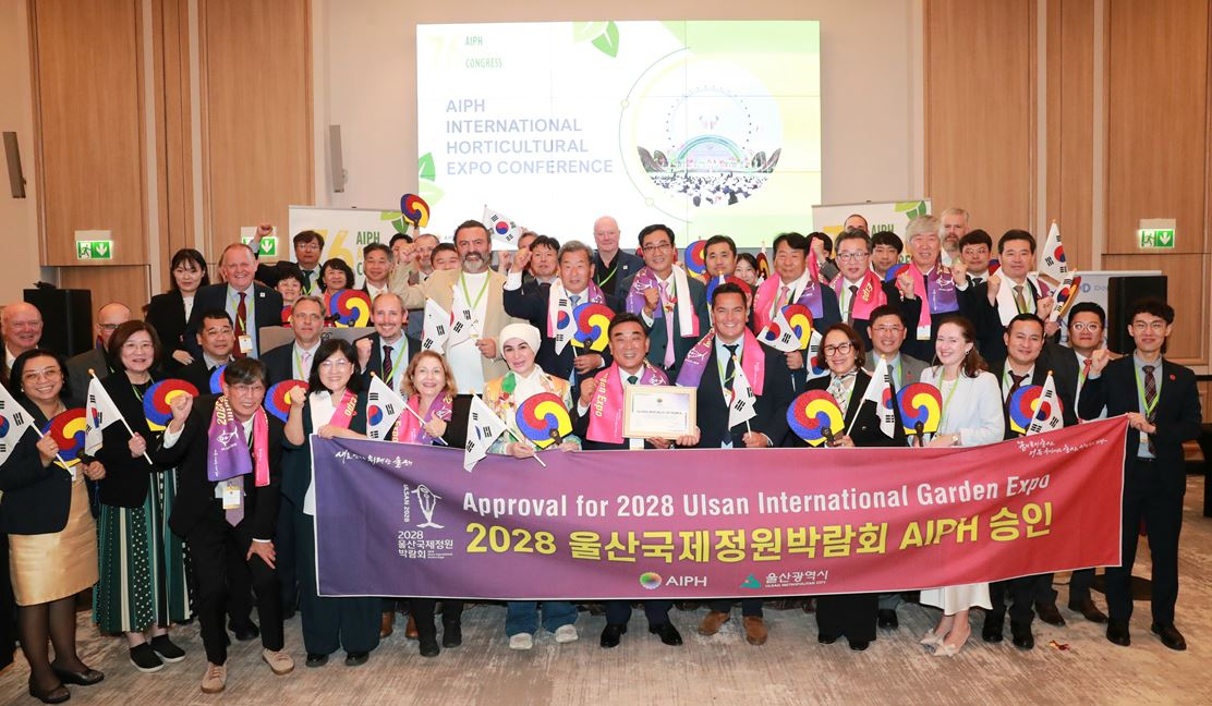 4일(현지시각) 폴란드 바르샤바에서 개최된 ‘제76차 국제원예생산자협회 총회’에서 김두겸 울산시장(첫줄 가운데)이 레오나르도 캐피타니오 회장으로부터 2028울산국제정원박람회 유치 증서를 전달받고 기념촬영을 하고 있다. [사진=울산시]