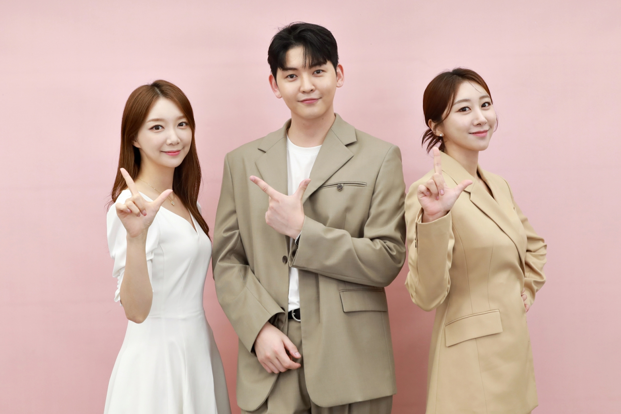 2024년 공채 쇼호스트 합격자 박지우(왼쪽부터), 노수일, 김우영이 롯데홈쇼핑의 ‘L’자를 그리며 포즈를 취하고 있다. [롯데홈쇼핑 제공]
